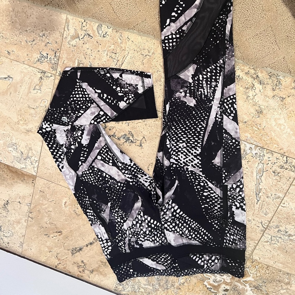 Lululemon black and white print leggings. Size 8